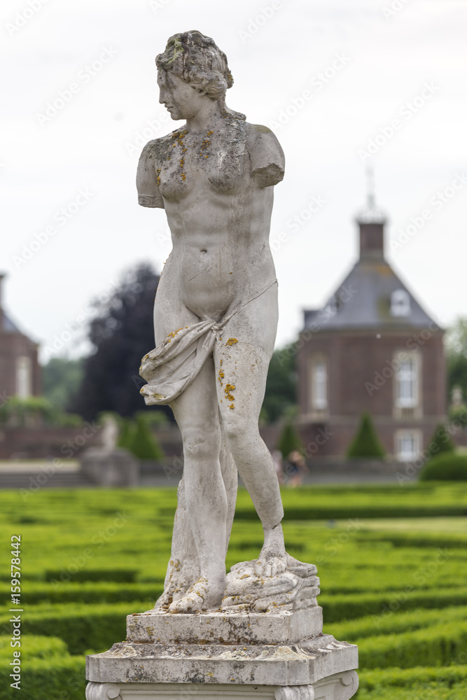 Obraz premium statue in the garden of castle nordkirchen in germany