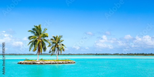 Fototapeta Naklejka Na Ścianę i Meble -  Einsame Insel als Panorama Hintergrund vor blauem Himmel