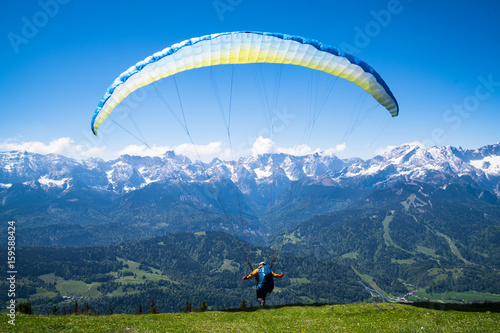 Paraglider beim Start 