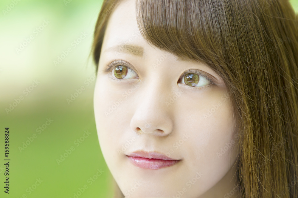 見つめる女性 新緑 アップ 見つめる女性 新緑 アップ