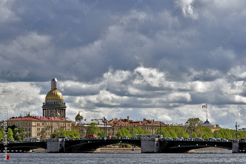 Obraz premium View of the city of St. Petersburg from the Neva River.
