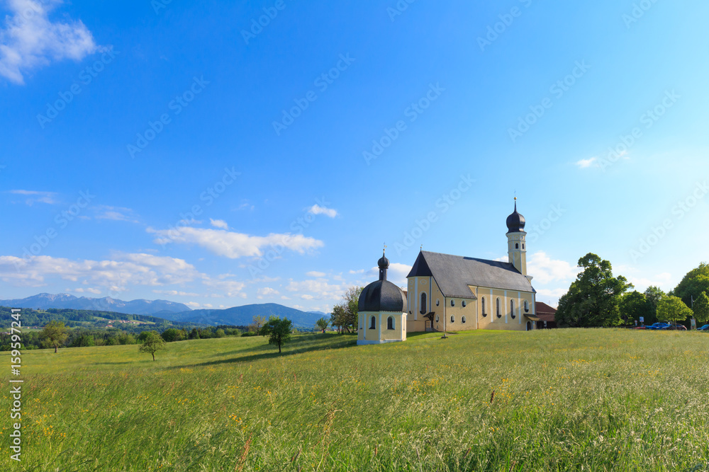 Kirche Wilparting in Bayern an einem sonnigen Tag im Sommer