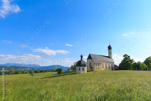 Kirche Wilparting in Bayern an einem sonnigen Tag im Sommer