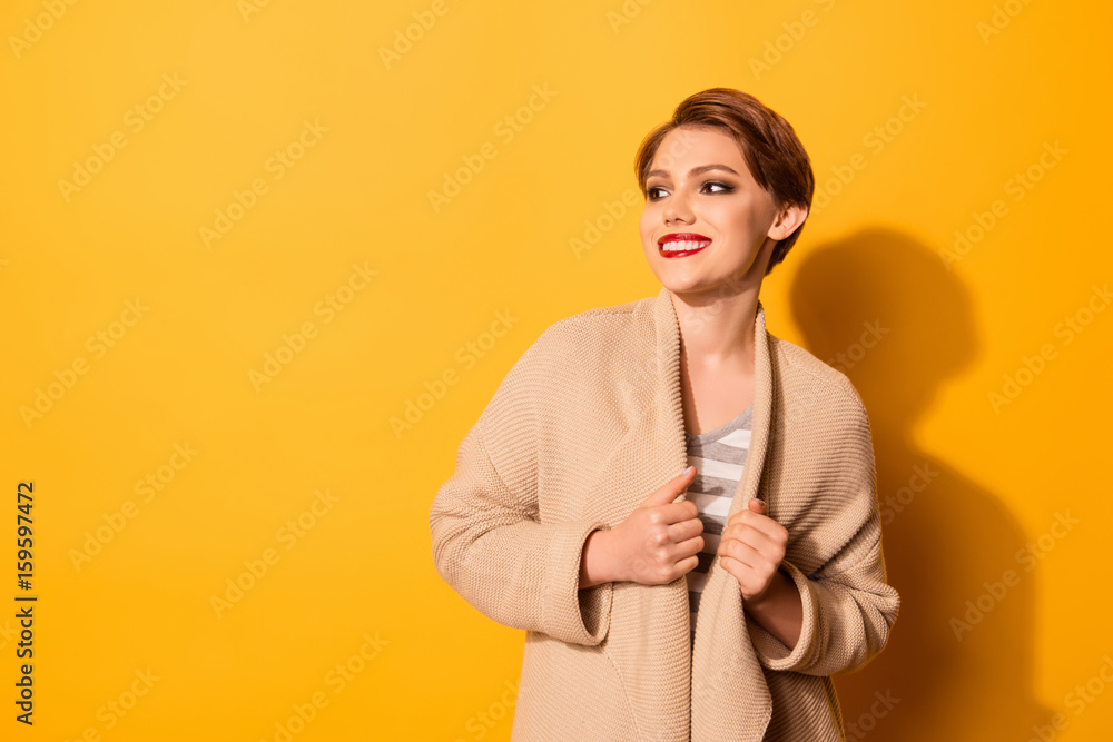 Φωτογραφία Portrait of pretty young girl with beaming smile dressed in beige cardigan and s