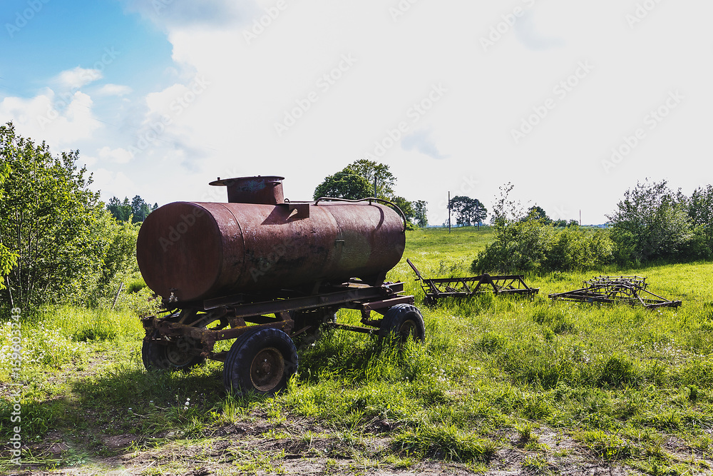Obraz premium Standing in the rusted barrel and the cover of the tractor