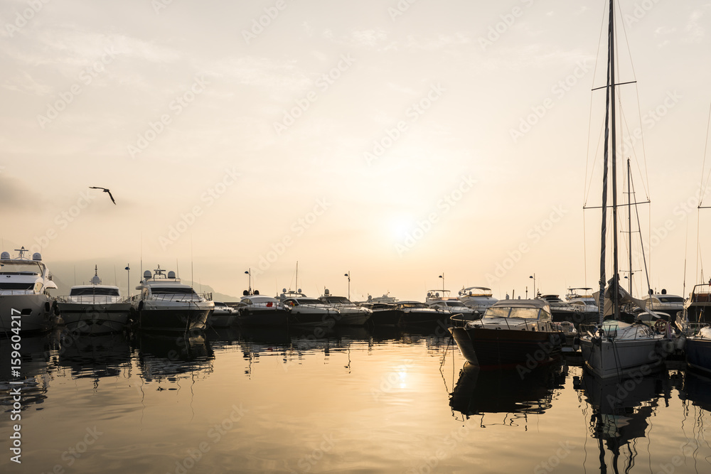 Bateaux au port au lever du soleil