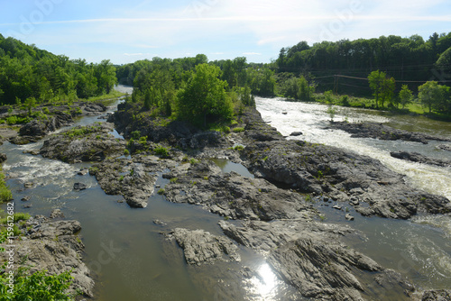 Платно Winooski River in Essex Junction village, Vermont, USA.