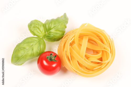 tagliatelles, tomate, basilic