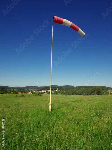 Oznaczenie kierunku wiatru za pomocą flagi - infrastruktura lotnicza