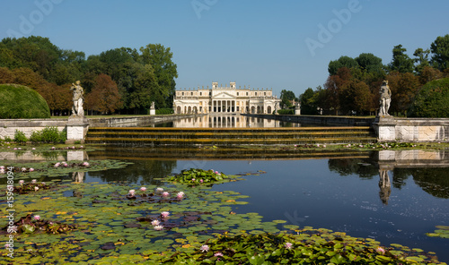 Villa Pisani e il suo laghetto