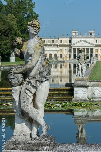 Statue (Villa Pisani)