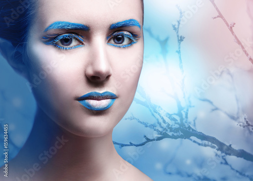 Young woman with creative m...