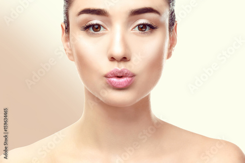Beautiful young woman on co...