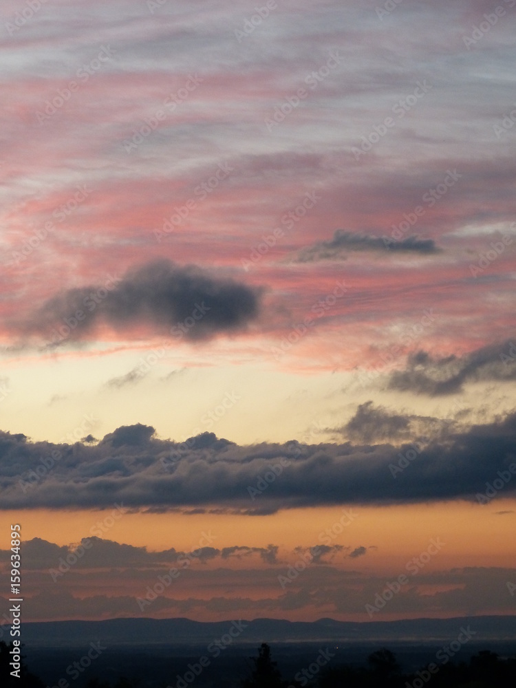 Obraz premium rote wolken nach dem regen kontrast blau