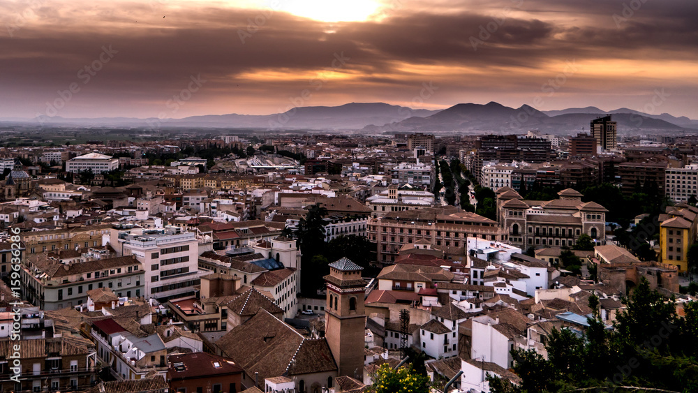 Ciudad de Granada bajo cielo naranja