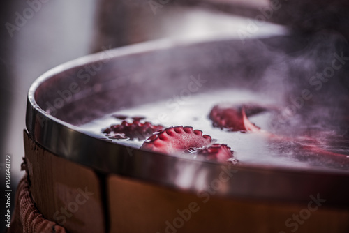 Slika na platnu Pulpo a Feira  en plena preparación