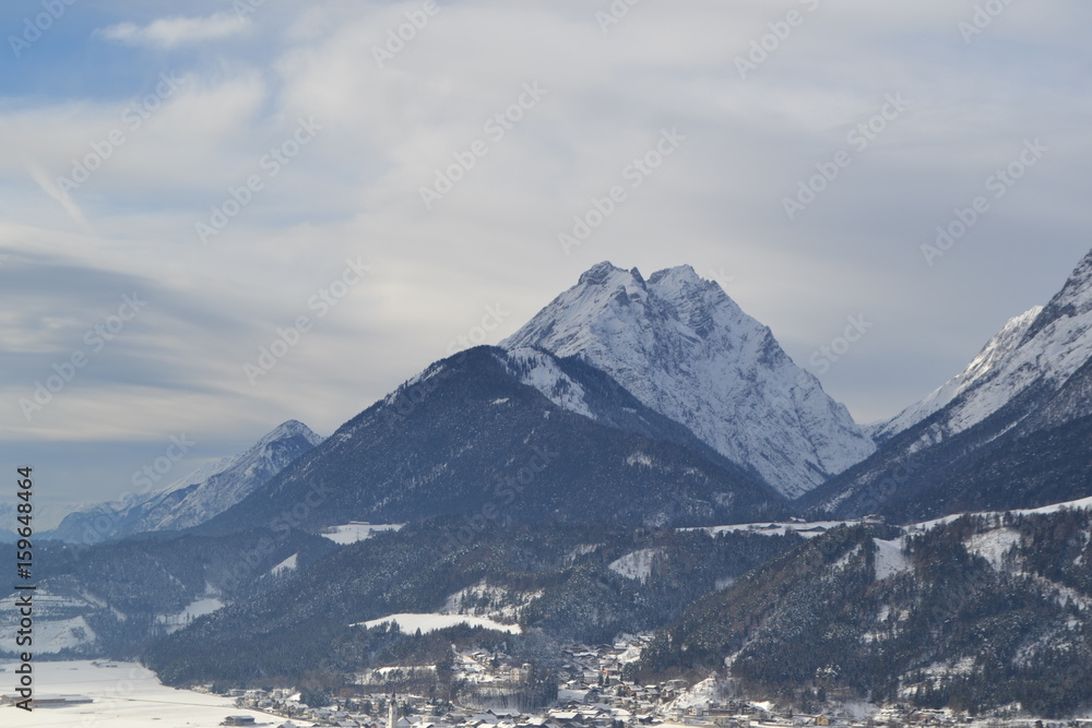 Berg in Österreich im Winter mit Schnee