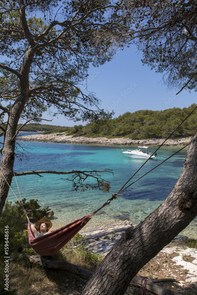 Frau in Hängematte in der Bucht von Drazevica auf der Insel Zirje,Kroatien