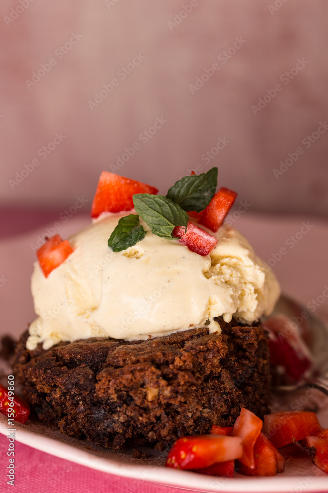 Schokoladenkuchen mit Eis Schokoladenkuchen mit Eis