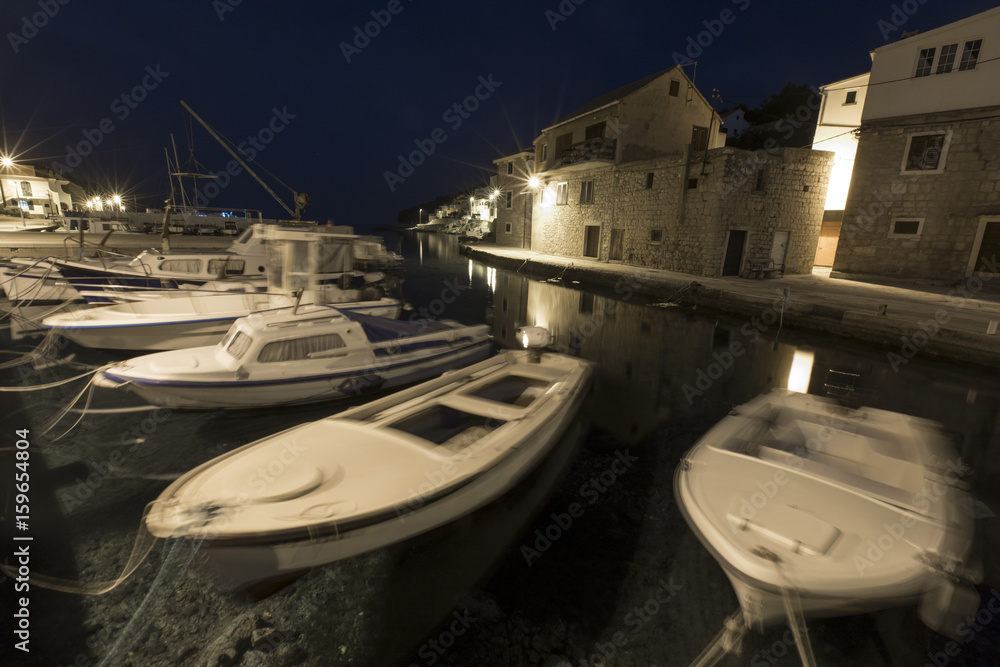 Obraz premium Nacht im Hafen Muna, kleine Ortschaft auf der Insel Zirje in Kroatien