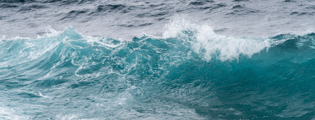 Fotobehang Oceaan golven Bevroren oceaangolven voor kust Hawaii  © steheap
