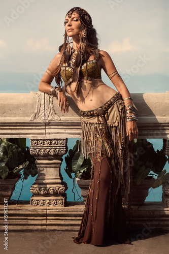 Fotografie beautiful tribal woman dancer in old temple
