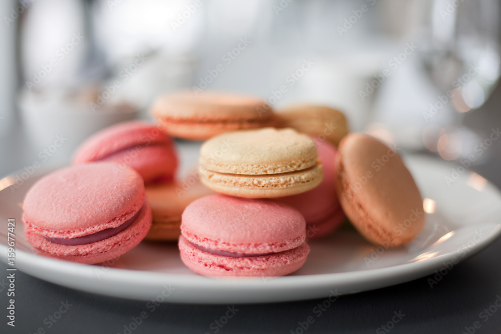 Obraz premium Plate of Macarons in a cafe