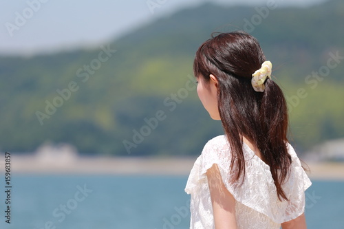 海と女性と後ろ姿