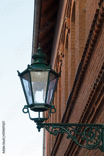 Alte Straßenlampe an einer Hauswand