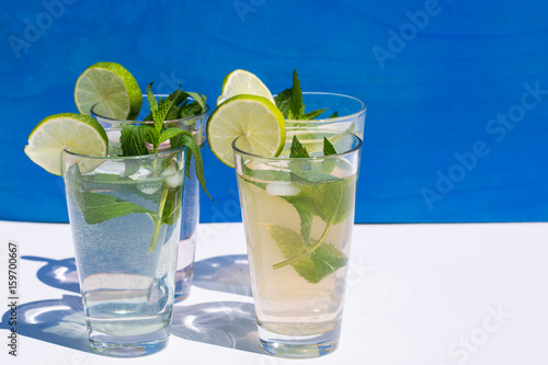 Limo als Erfrischungsgetränk, blauer Hintergrund