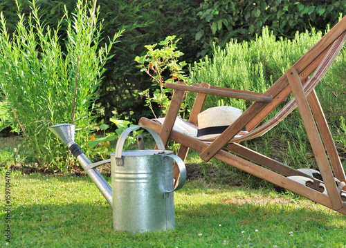 chilienne et arrosoir dans jardin