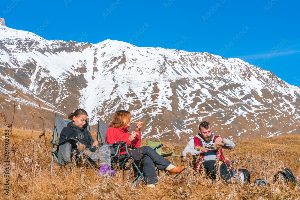 Fototapeta premium Group of people are having lunch in the mountains