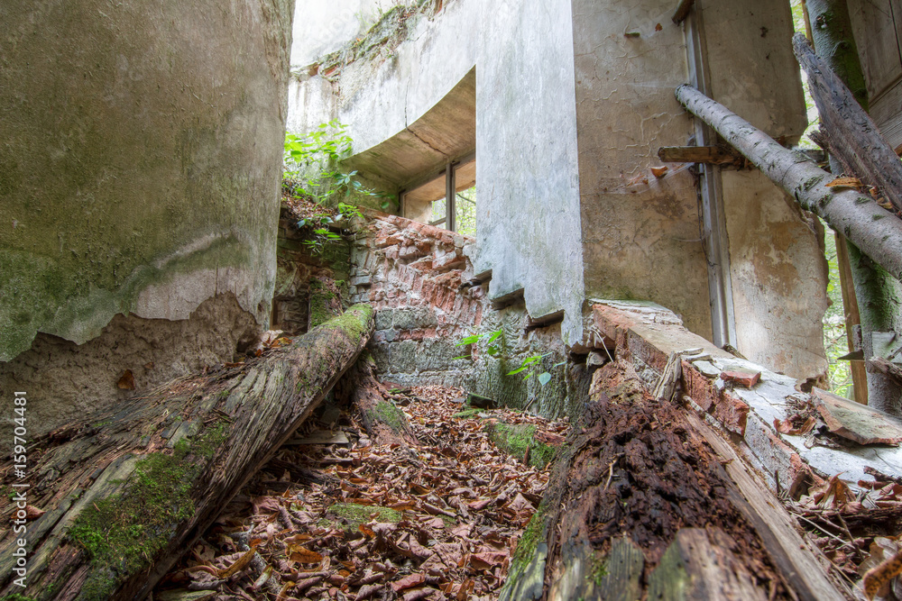 Obraz premium Abandoned old and broken ruins