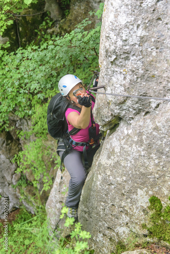 junge Frau beim Klettern im Klettersteig