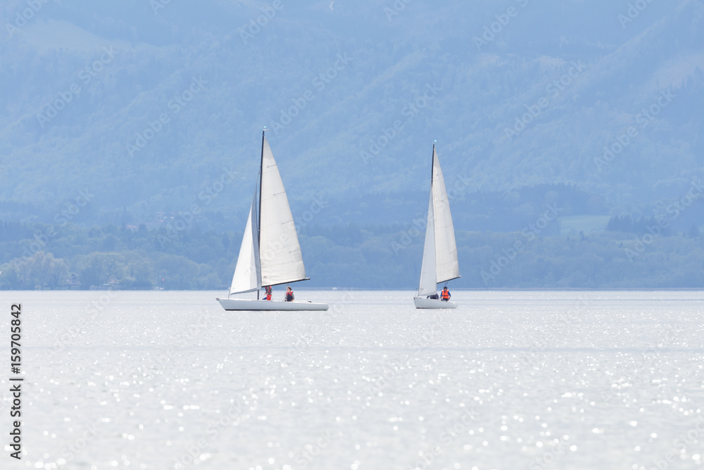 Obraz premium Segelboote auf dem Chiemsee bei Seebruck, Deutschland