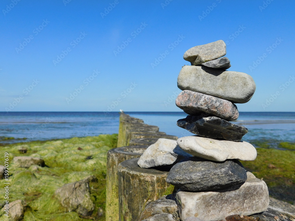 Steinsäule aus unterschiedlichen Steinen an der Ostseeküste Steinsäule aus unterschiedlichen Steinen an der Ostseeküste