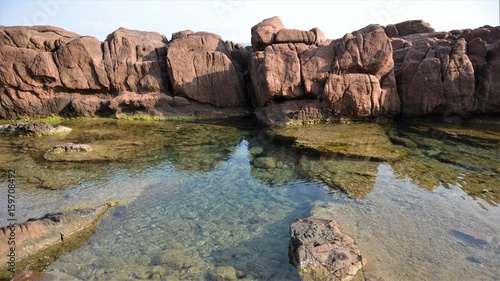 riflessi di rocce nel mare