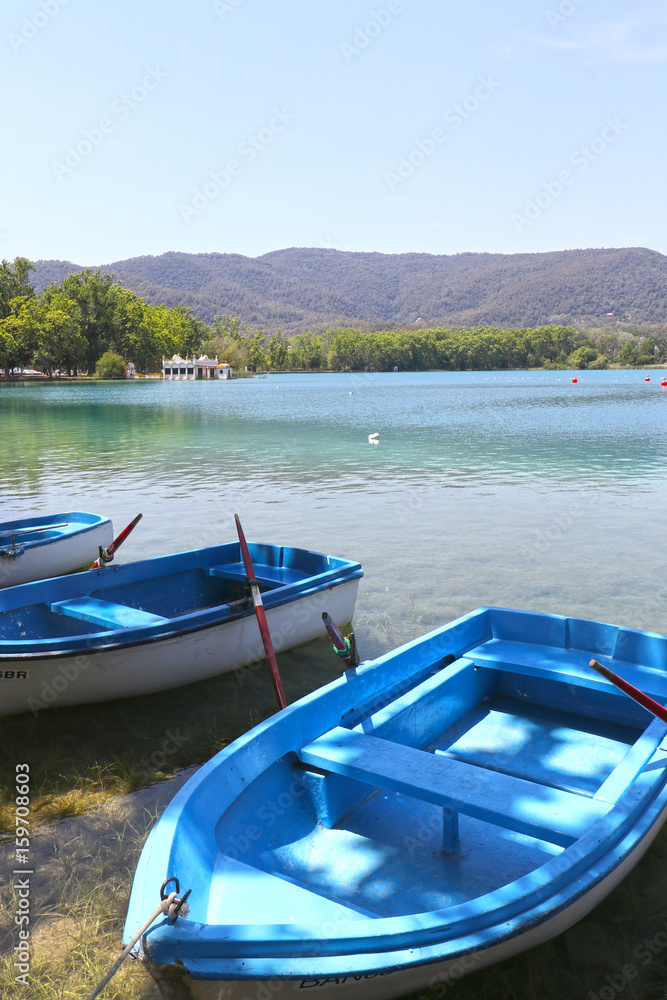 Barcas azules para pasear en el Estanque de Banyoles, Catalunya