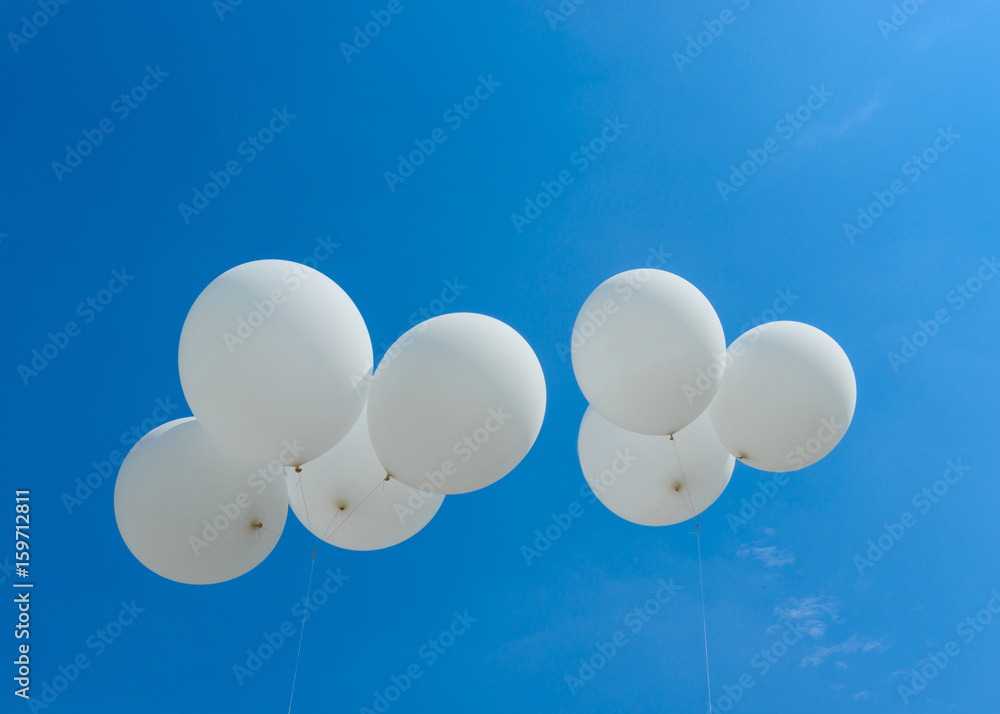 Palloncini bianchi su cielo azzurro, texture Stock Photo