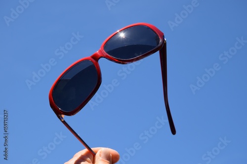 rote Sonnenbrille
