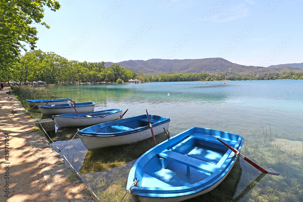 Tipicas barcas en el Estanque de Banyoles, Catalunya