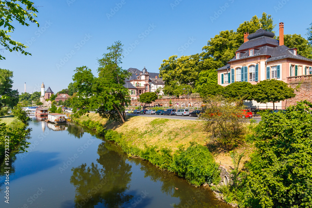 Frankfurt-Höchst. Nidda kurz vor der Mündung in den Main. Links die Worthspitze, rechts der Bolongaropalast. 14.06.2017.