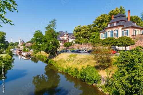 Frankfurt-Höchst. Nidda kurz vor der Mündung in den Main. Links die Worthspitze, rechts der Bolongaropalast. 14.06.2017.