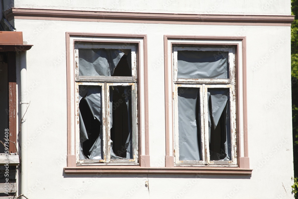 Fototapeta premium Kaputte, alte Fenster