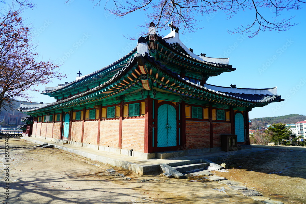 Fototapeta premium 한옥으로 만든 강화성당