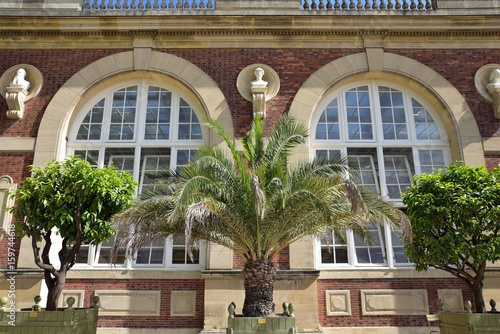 Wallpaper Mural Orangerie du jardin du Luxembourg au printemps à Paris Torontodigital.ca