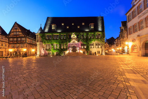 Marktplatz in Quedlinburg mit Rathaus zur blauen Stunde