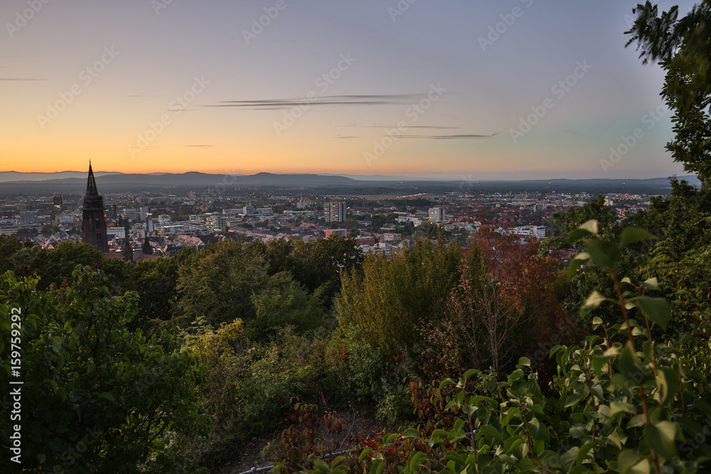 Abendlicher Blick vom Schlossberg auf Freiburg