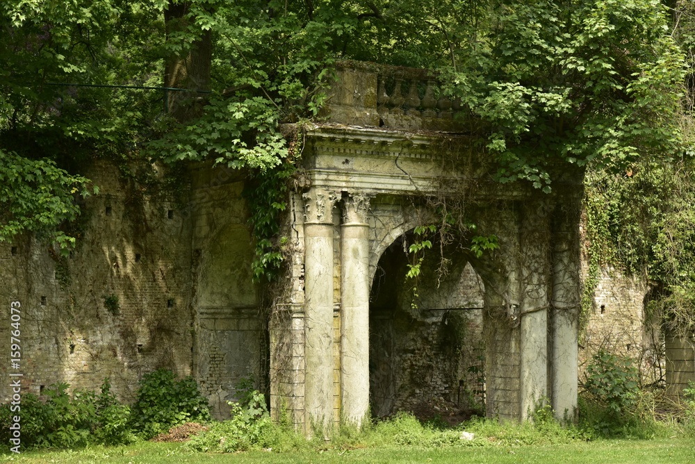Le balcon du château de Charles de Lorraine en ruine couvert de végétation au domaine de Mariemont à Morlanwelz 
