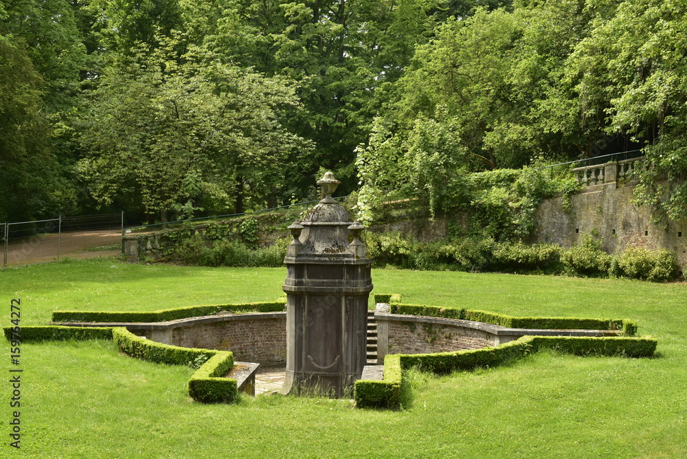 La fontaine archi-ducale dit de Spa délabrée sous le soleil au parc de Mariemont à Morlanwelz 